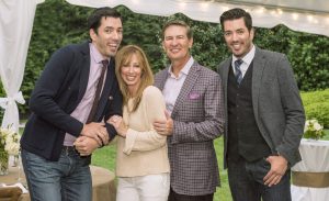 Lowe and wife, Julia, with Jonathan and Drew Scott, hosts of “Property Brothers,” at an auction to benefit the American Heart Association. 